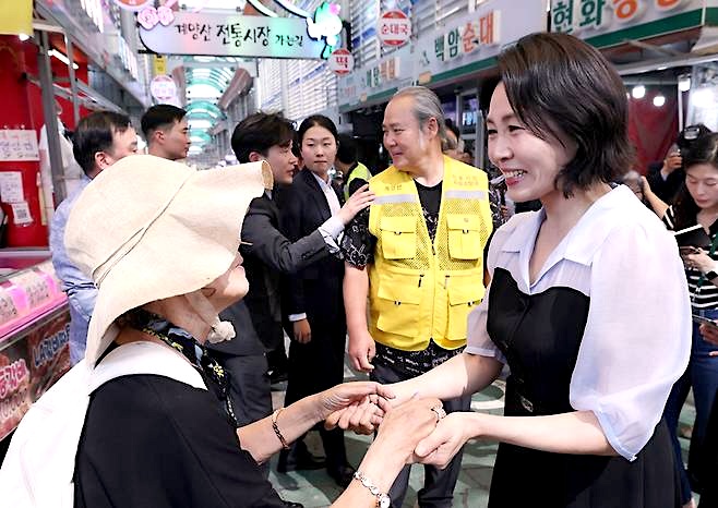 김혜경 여사 전통시장 방문 ❘ 김혜경 여사 소비쿠폰 사용... 인천 계양산 전통시장 찾아 장보기