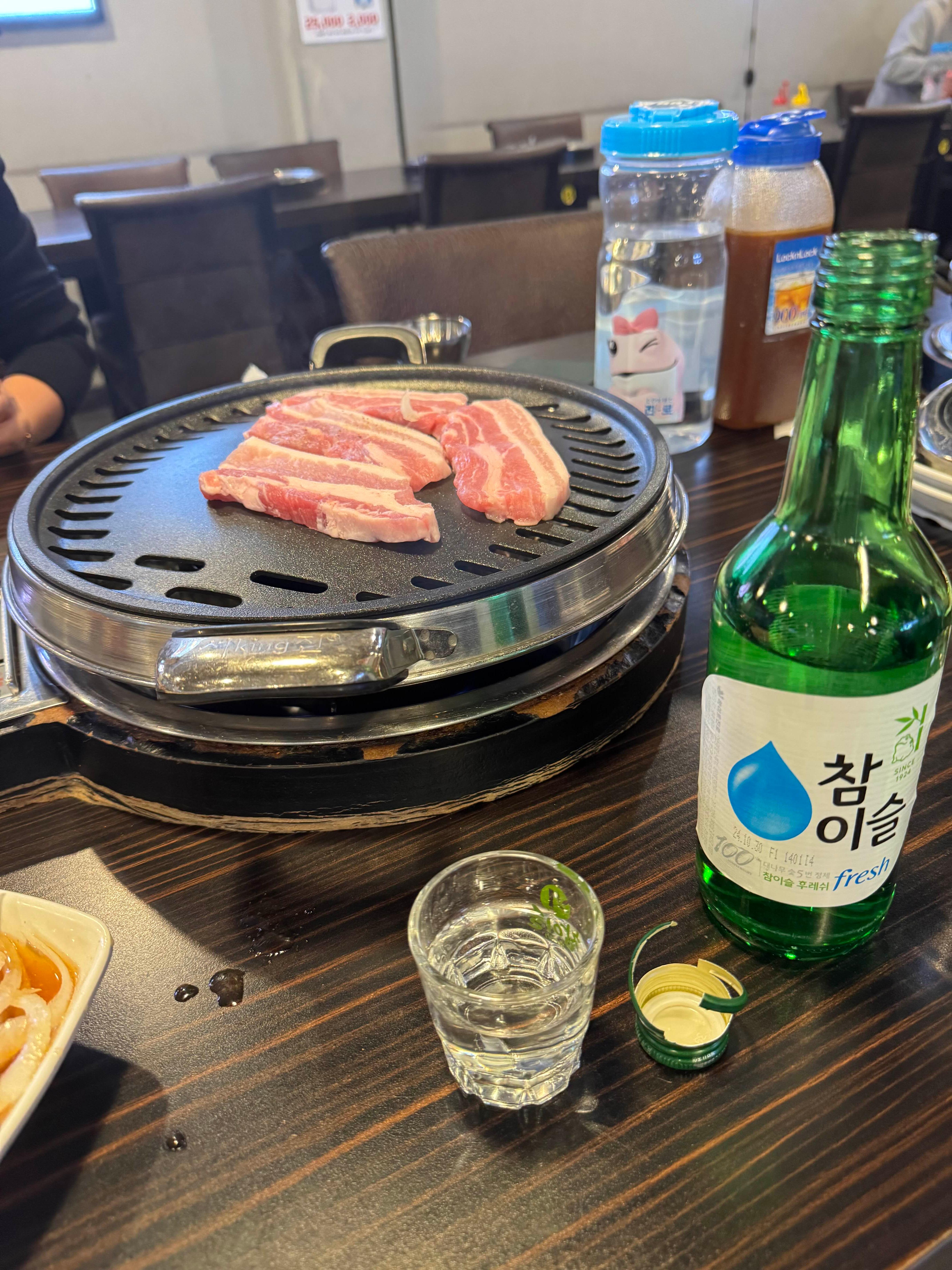 한국 음식점 삼겹살과 소주 사진