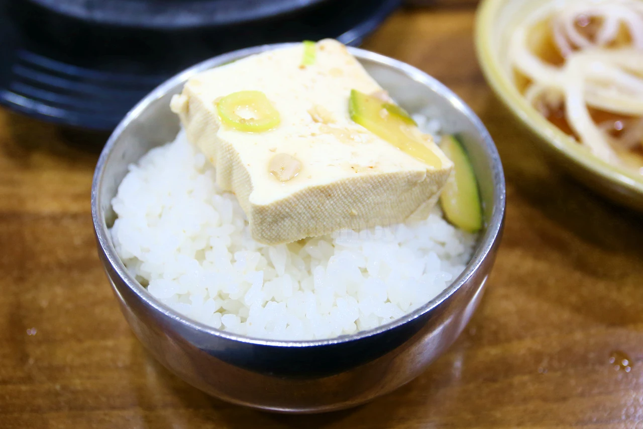 삼도갈비 공깃밥 두부 Samdogalbi rice with seasoned tofu