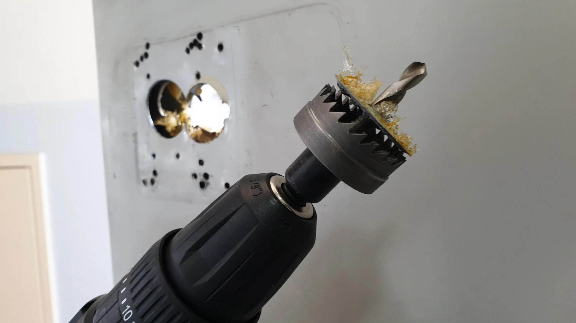 도어락 구멍 뚫은 모습