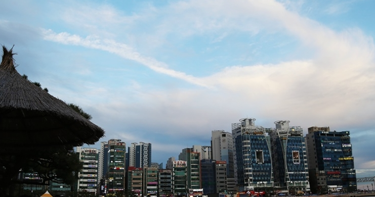 지역 경제 활성화 효과로 관광객이 붐비는 활기찬 거리