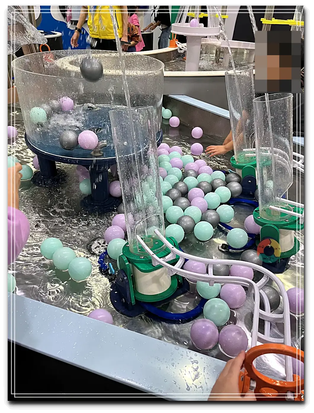 상상나라_과학실험기구-긴-실린더-아래에서-위로-이동-볼풀-공