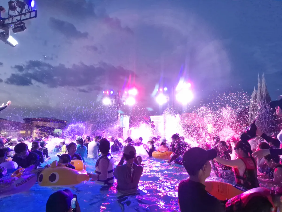 풀파티-물장구-타임-서로에게-물을-뿌린다