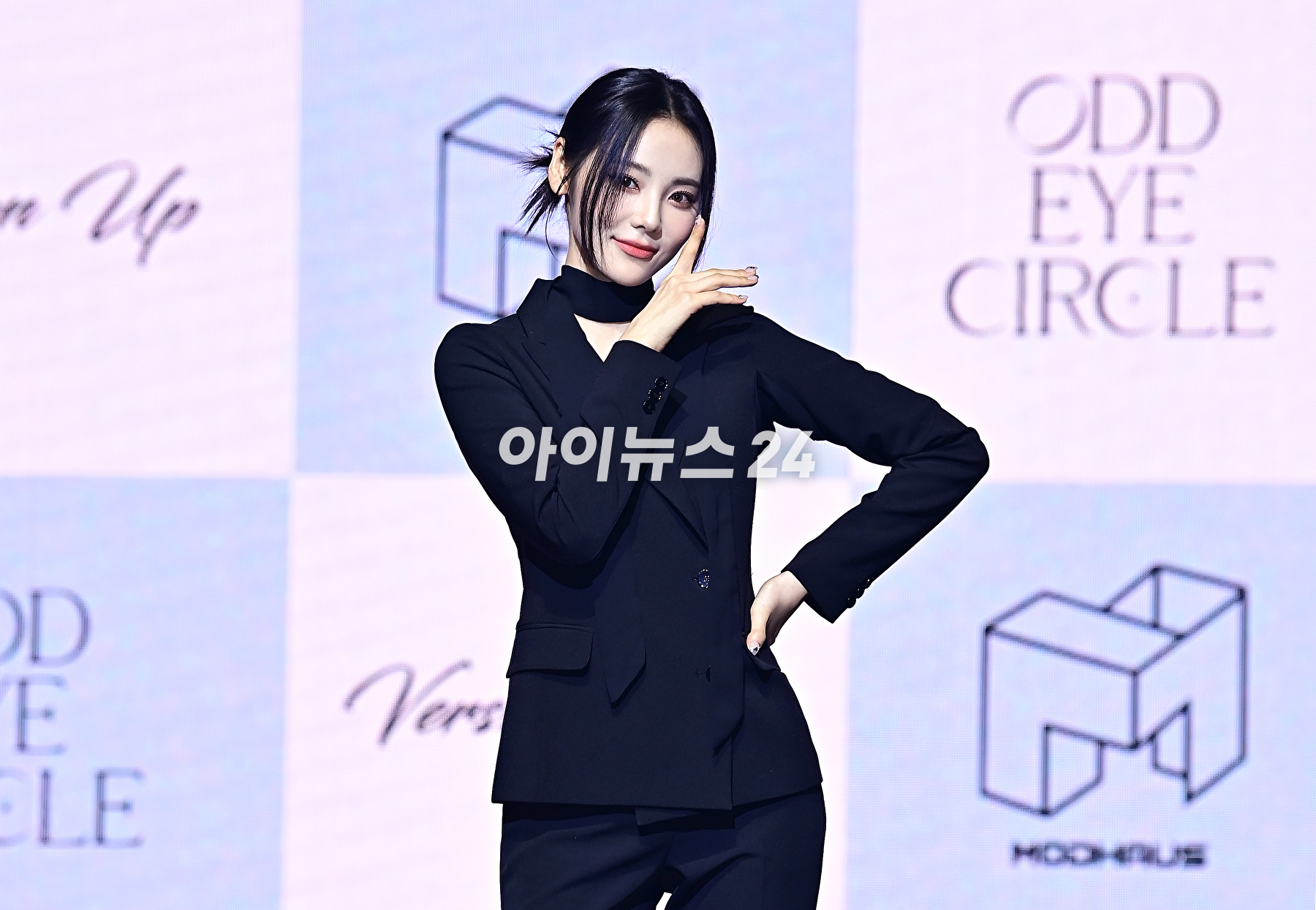 오드아이써클 진솔이 12일 오후 서울 광진구 예스24 라이브홀에서 열린 미니앨범 &lsquo;버전 업&rsquo;(Version Up) 쇼케이스에서 포토타임을 갖고 있다. [사진=곽영래 기자]