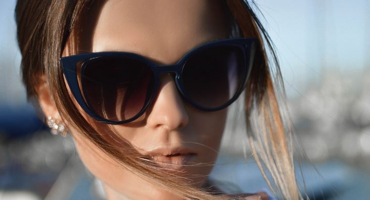 자외선 차단 안경 착용 여자 사진