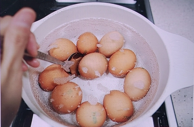 수저로 계란을 한방향으로 저어가며 삶기