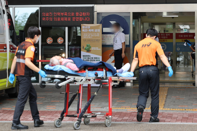 응급실로 호송되는 환자