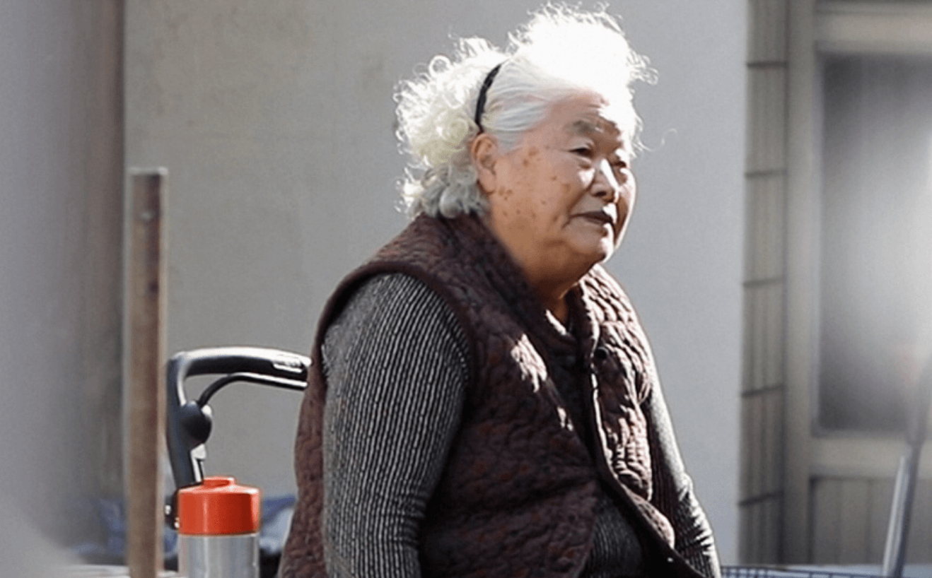 앉아계신 할머니