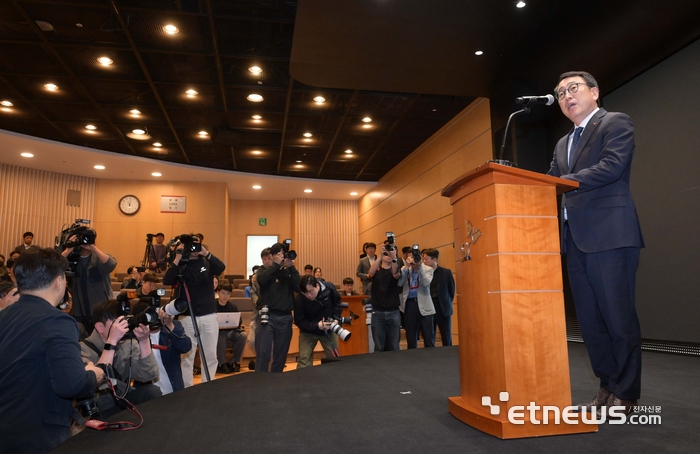 유영상 SK텔레콤 대표가 유심 해킹 사고와 관련해 발언하고 있다.