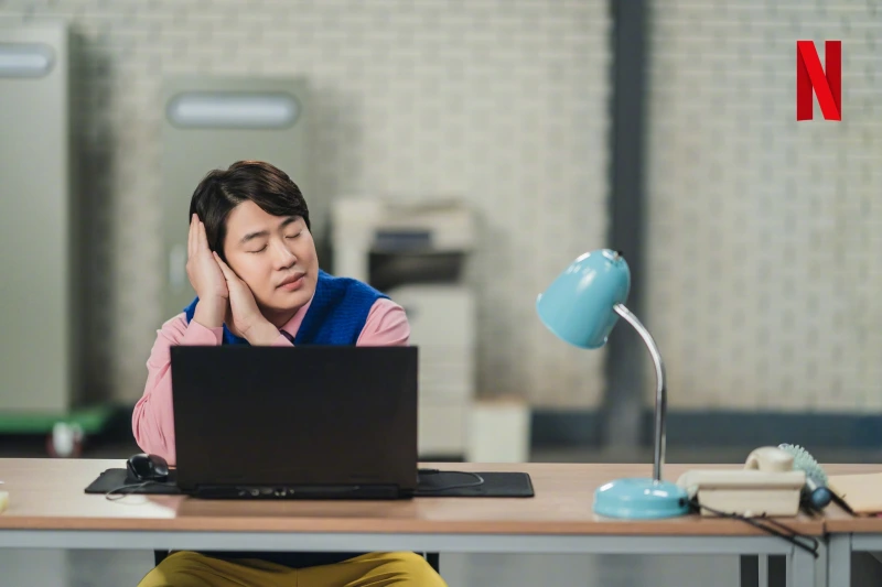 닭강정에서 책상에 앉아 있는 안재홍