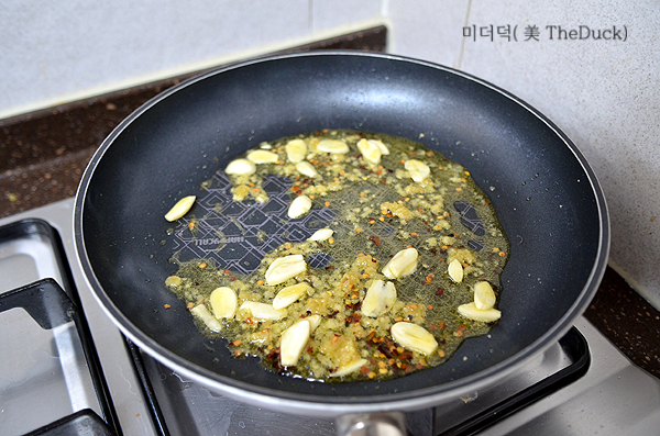 올리브오일 과 마늘 듬뿍