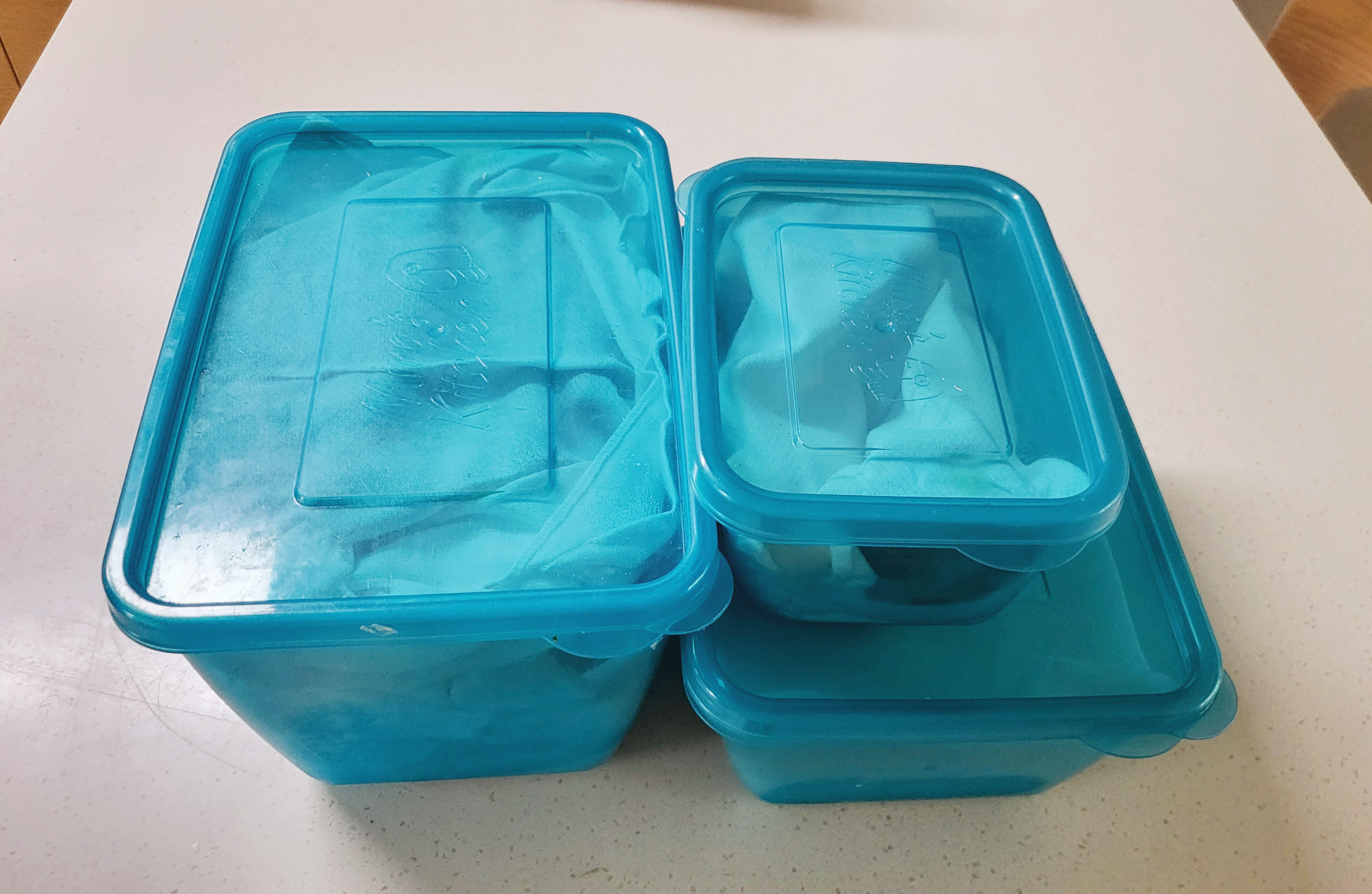 천기저귀와 함께 채소를 보관하는 플라스틱 통