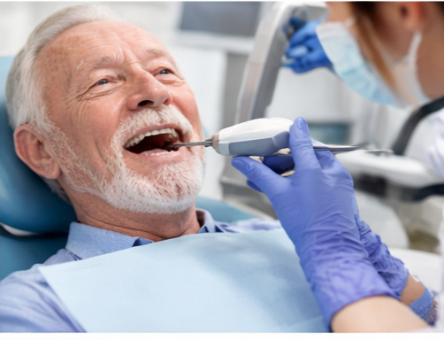 잇몸관리를 잘 못해 잇몸염증이 생겨 이빨이 흔들려 칫과에서 잇몸치료를 받고 있는 시니어
이미지 출처: Gemini AI 생성