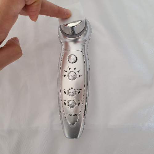 메르비 미용기기 알코올 솜으로 닦는 이미지
