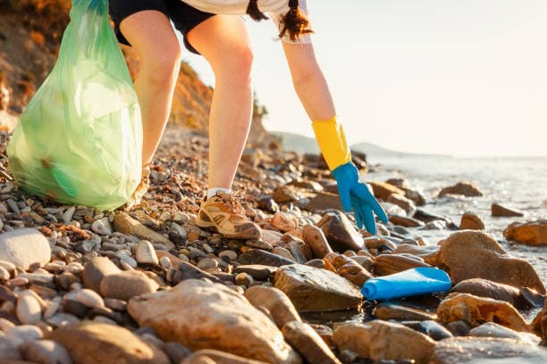 소리 없는 위협, '미세플라스틱'이 몸에 미치는 영향과 대처법