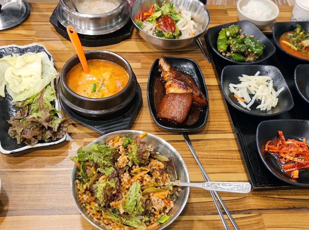 한상 가득 차려진 생방송투데이 들밥