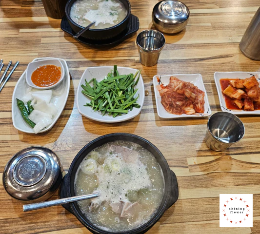 위는 돼지국밥, 아래는 순대국밥과 기본반찬