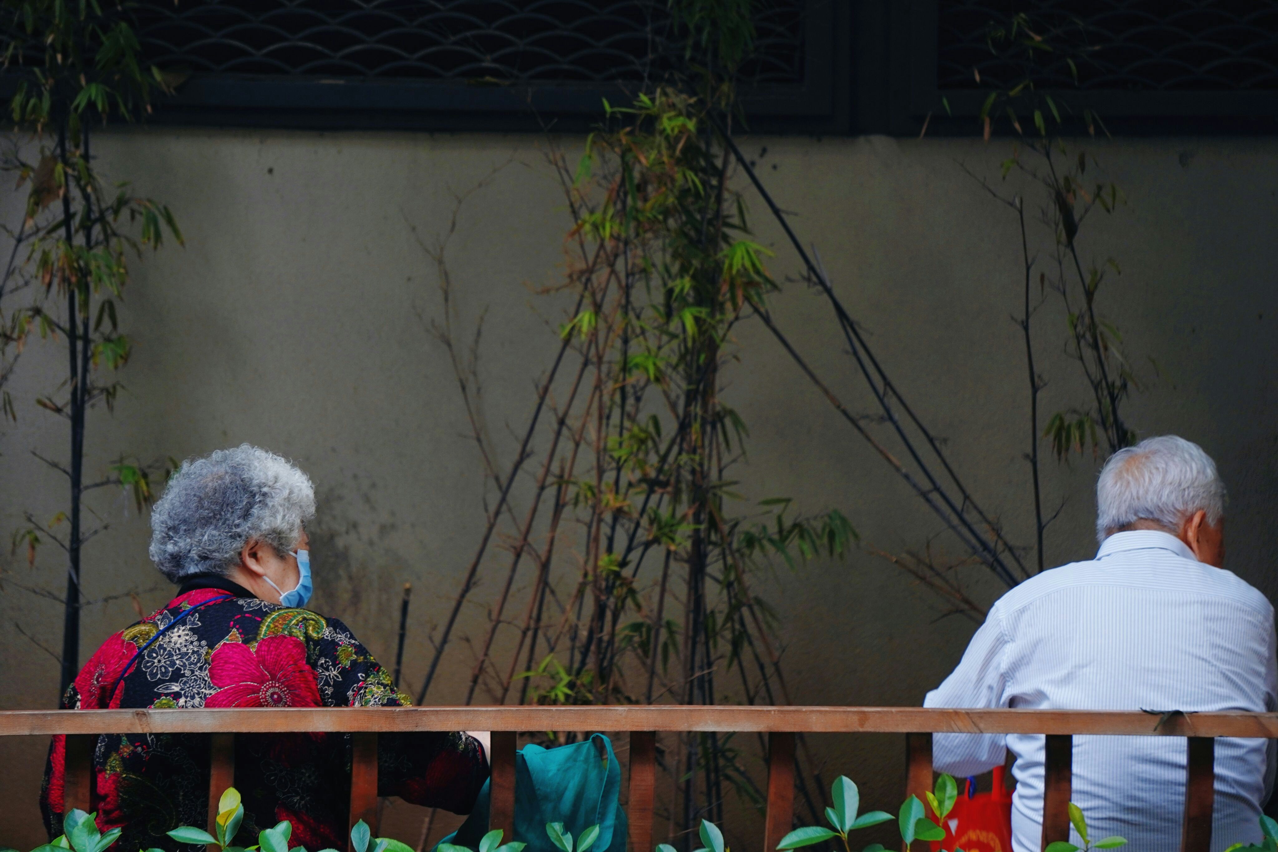 의자에 앉아있는 노부부 사진