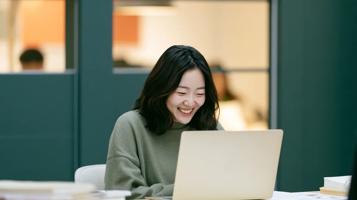 진행자를 기다리며 노트북 앞에서 가볍게 웃는 직장인