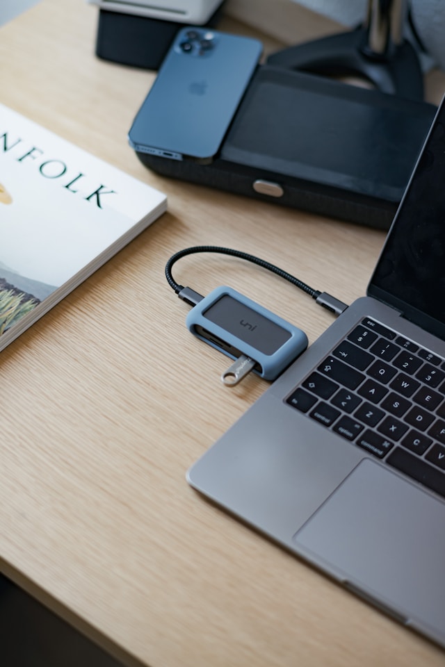 선으로 연결된 USB