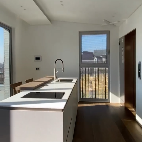 3층 테라스 앞에 주방이 있어 가족들과 테라스에서 바베큐 파티를 즐길수도 있다