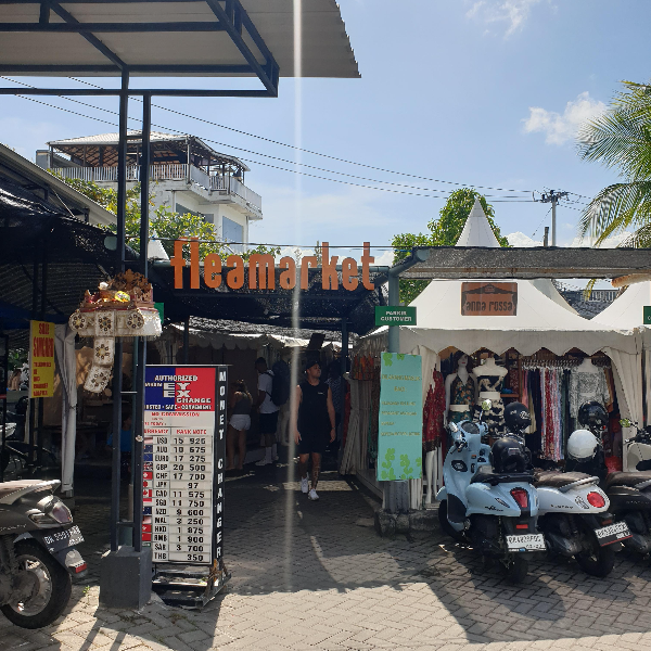 fleamarket 간판이 보인다. 오토바이가 천막으로 된 매장앞에 놓여있다.