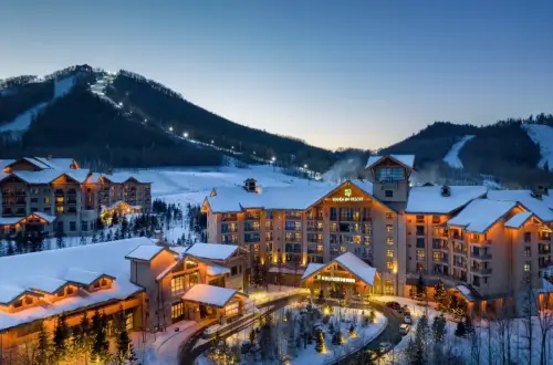 밤하늘-아래-빛나는-스키장-슬로프와-붉은-조명으로-꾸며진-완다국제리조트