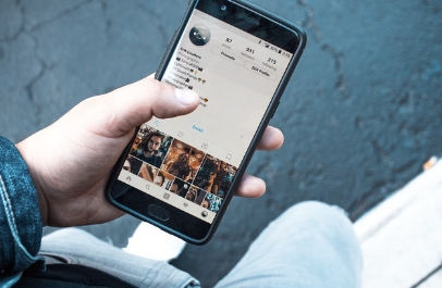 단통법 폐지 - 소비자 혜택. 스마트폰을 보고 있는 사람.