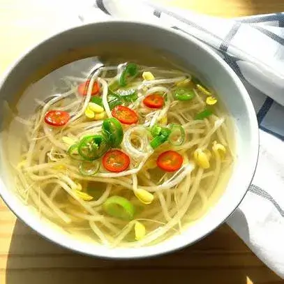 시원하게 끓여진 콩나물국 요리