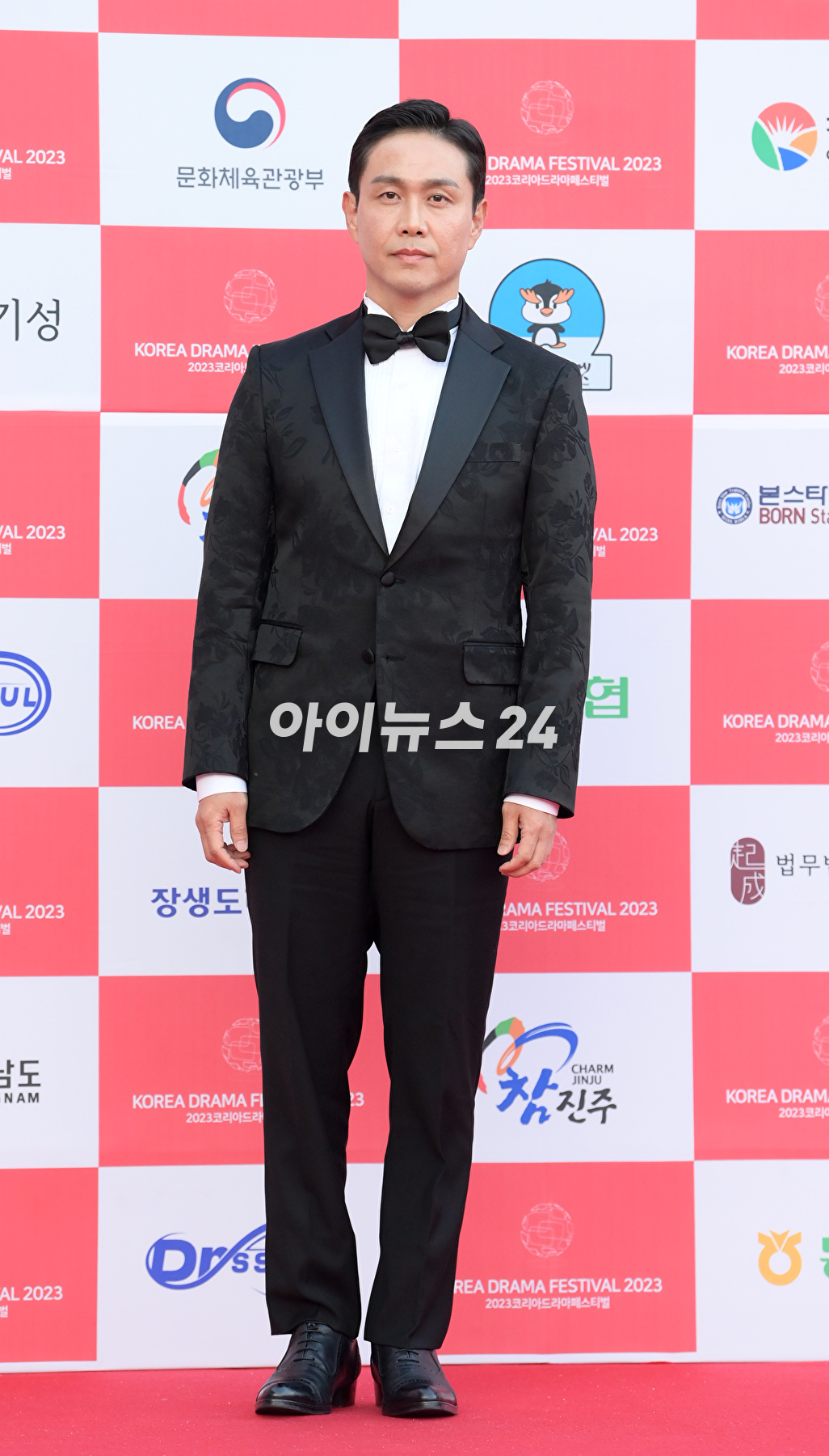 배우 오정세가 14일 오후 경남 진주시 경남문화예술회관에서 열린 '2023 코리아드라마어워즈' 레드카펫 행사에 참석하고 있다. [사진=정소희 기자]