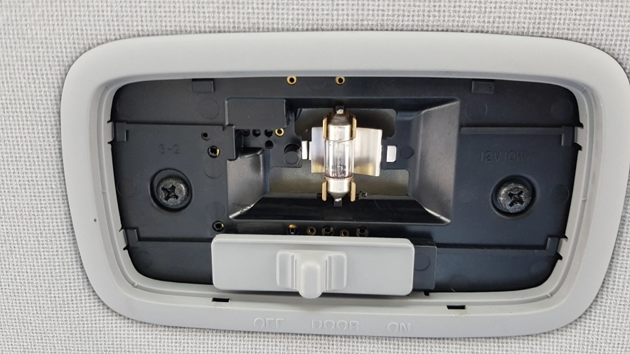 아반떼 실내등 전구 모습