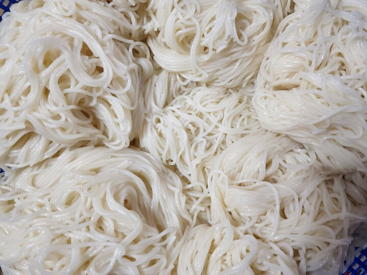 깨끗하게 헹구어 낸 국수