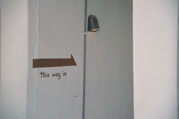 벽면에 This way in이라는 화살표가 그려져 있다.