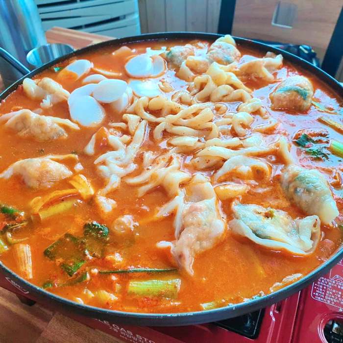 생생정보 충북 제천 닭고기 칼국수 만두 닭칼만 전골 맛집