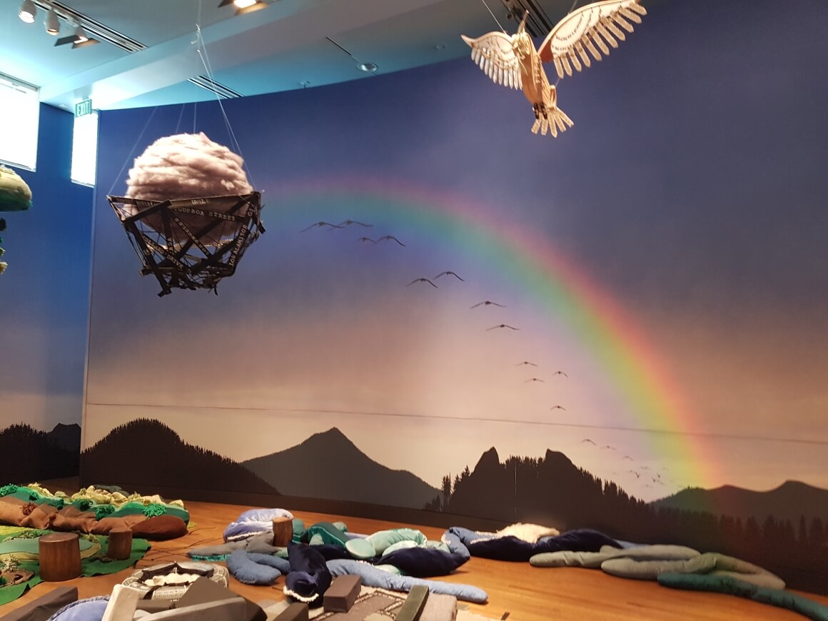 노아의 방주 스토리는 산책공간의 스테인리스 스틸 벽에 펼쳐지는 무지개 장면으로 절정에 이른다.