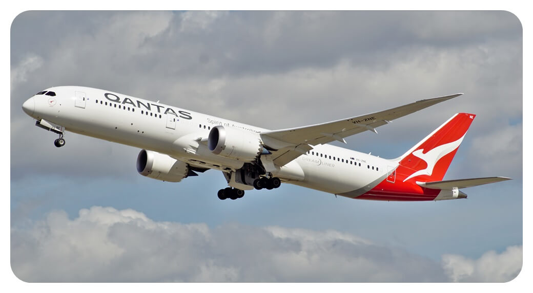 콴타스항공 BOEING B787-9 여객기가 비행하고 있는 모습을 찍은 사진