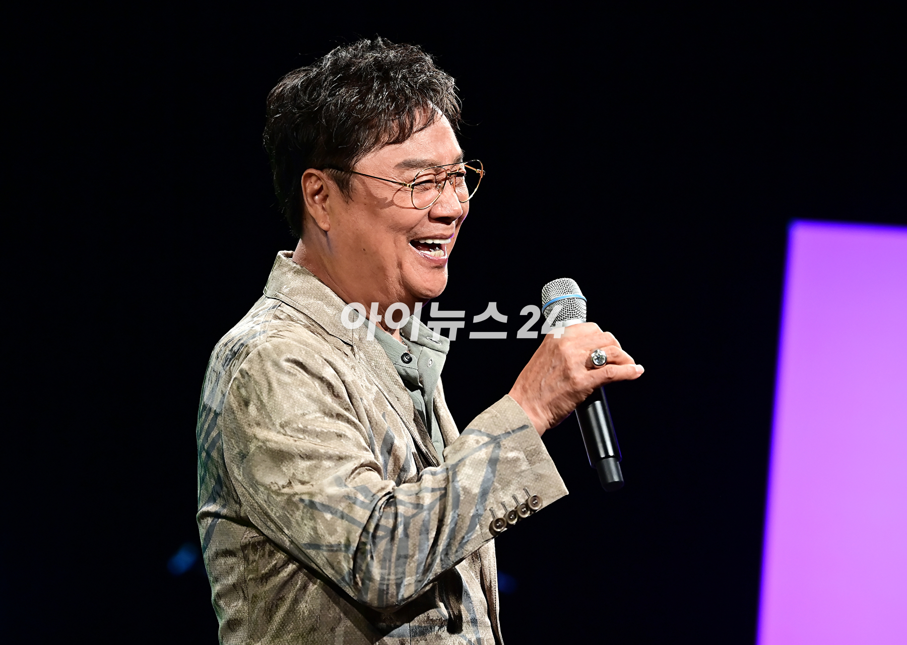 가수 남진이 13일 오후 서울 마포구 YTN홀에서 열린 신곡 쇼케이스에서 기념촬영을 하고 있다. [사진=곽영래 기자]