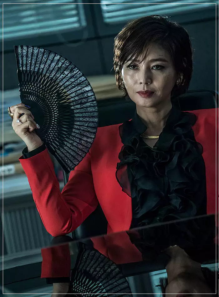 독전-조사실에서-부채를-펴는-오연옥