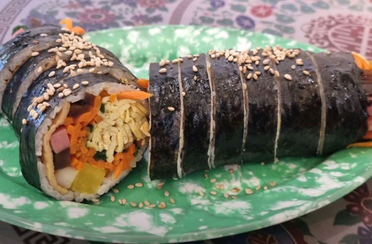 드림랜드 김밥, 다양한 재료가 가득 들어간 고소한 김가루 토핑 김밥