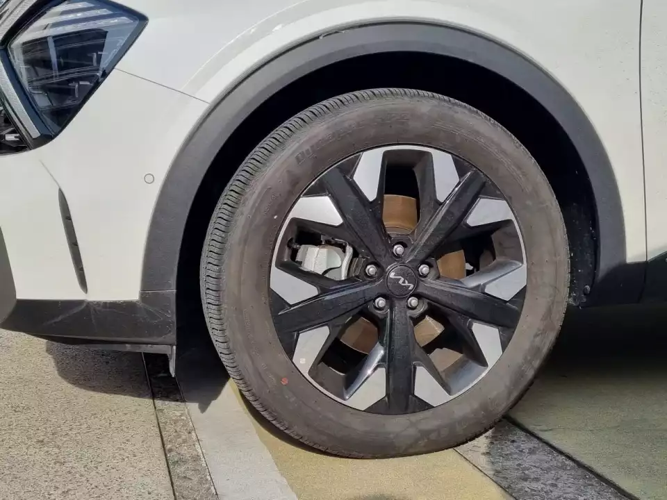 스포티지 LPG 시승차에 꽂혔던 19인치 타이어입니다.