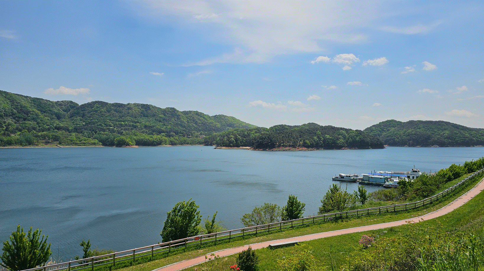 대청댐 정상에서 바라본 대청호 전경사진