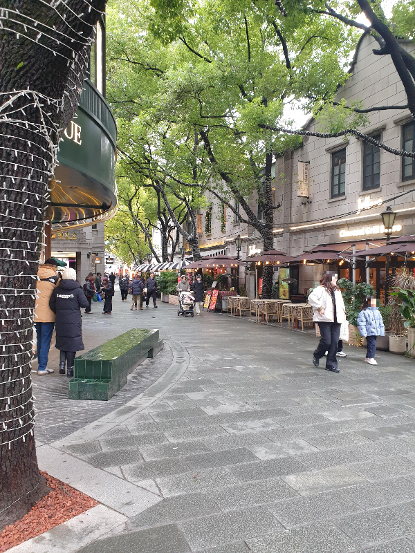 아직 한적한 거리. 조만간 사람들로 가득찰 것