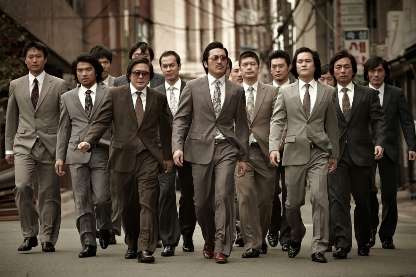 형배와 익현이 한패가되어 조직원과 함께 걸어가는 장면