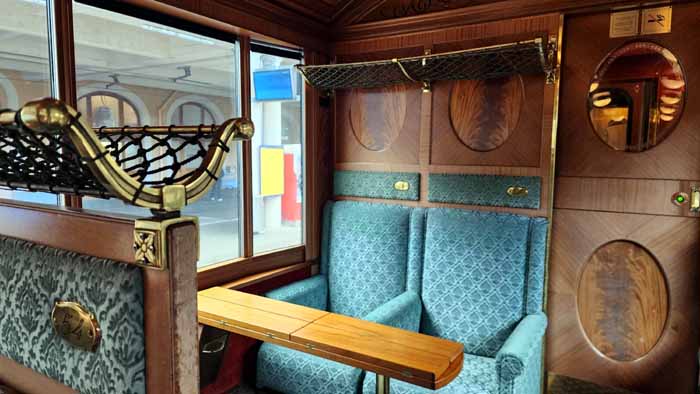 골든패스 벨 에포크 기차의 고풍스러운 내부 모습