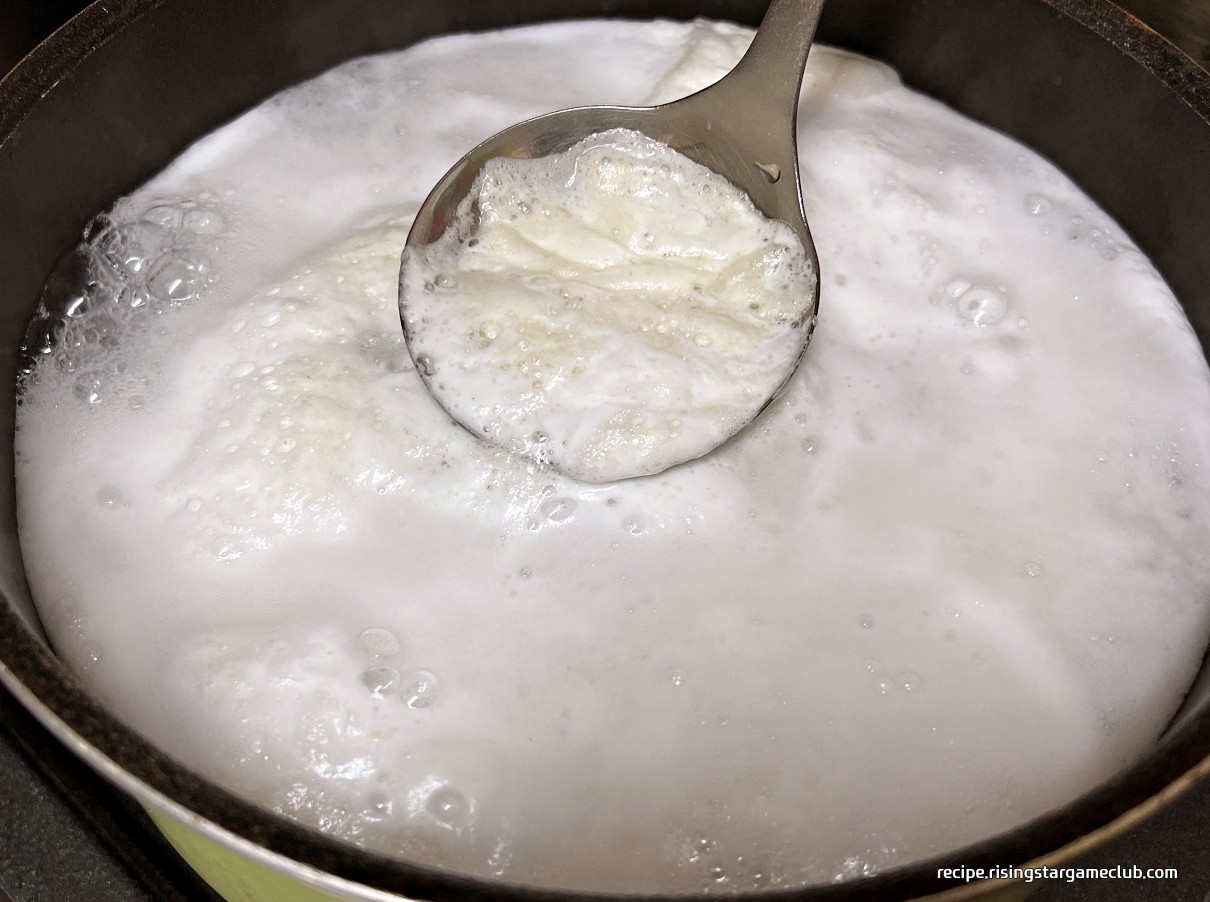 바지락 칼국수 육수 위에 뜬 거품을 걷어 내는 사진