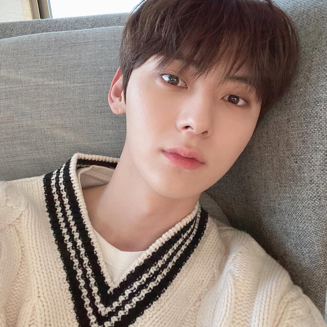 V넥 니트를 입고 셀카를 찍는 워너원 황민현