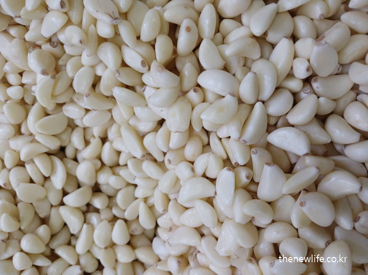 껍질 벗긴 생마늘 / 밀가루 끊기 효과 – 건강하게 대체할 수 있는 식품