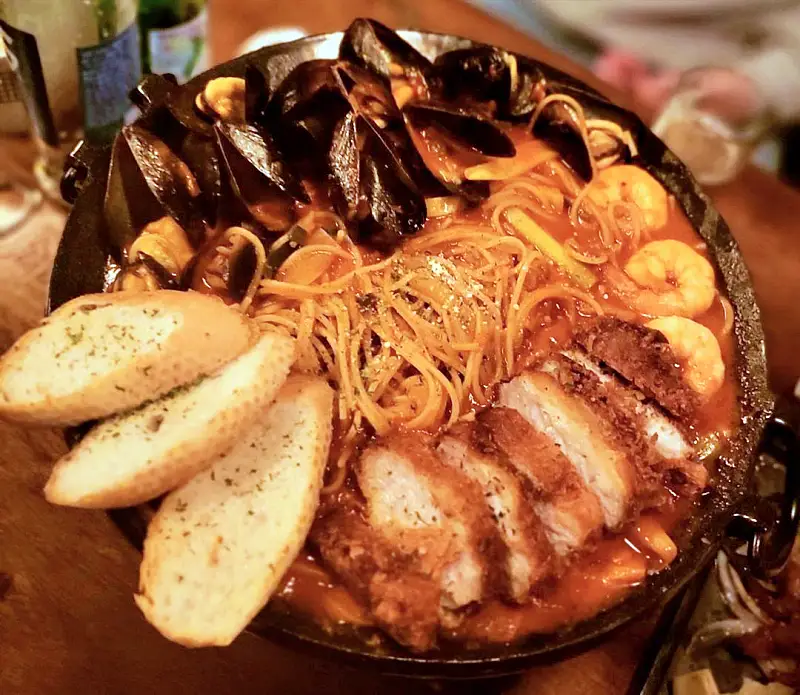 줄서는식당 압력솥 닭볶음탕 통삼겹김치찜 소고기타다끼 청어알두부쌈 홍대 상수 합정 술집 맛집 추천 소개