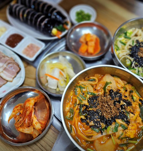 까치장칼국수식당