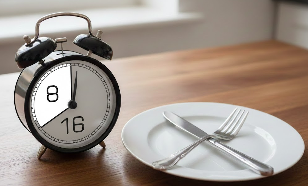 간헐적 단식 16:8 시간을 나타내는 시계와 정해진 시간에만 식사하는 계획